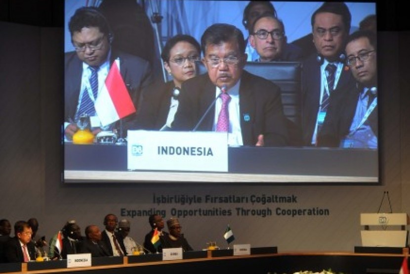 Wakil Presiden Jusuf Kalla (kiri) memimpin delegasi Indonesia dalam Konferensi Tingkat Tinggi (KTT) ke-9 Kelompok Delapan Negara Berkembang (D-8) di Istanbul Turki, Jumat (20/10). Pertemuan tersebut menyepakati deklarasi Istanbul yang berisi tentang kerjasama perdagangan sesama anggota D-8. Kelompok ini beranggotakan Turki, Indonesia, Bangladesh, Pakistan, Iran, Malaysia, Nigeria, Mesir dan juga dihadiri dua negara non-anggota yaitu Azerbaizan dan Guinea. 