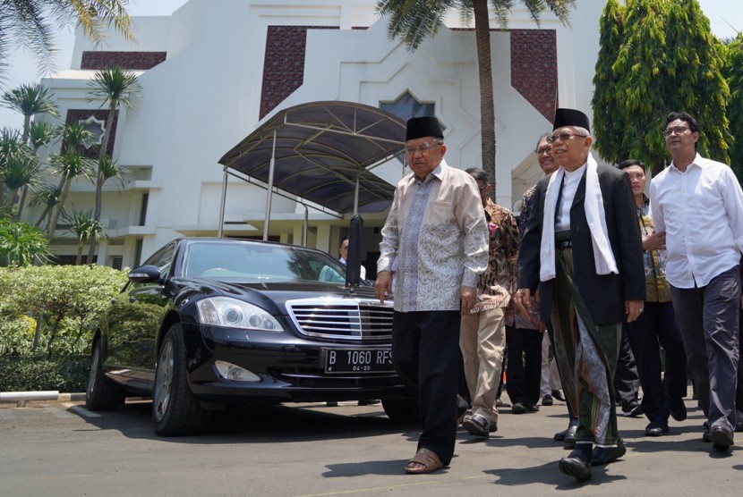 Wakil Presiden Jusuf Kalla (kiri) menerima Wakil Presiden terpilih Ma'ruf Amin di Istana Wakil Presiden, Jakarta, Jumat (4/10/2019). 
