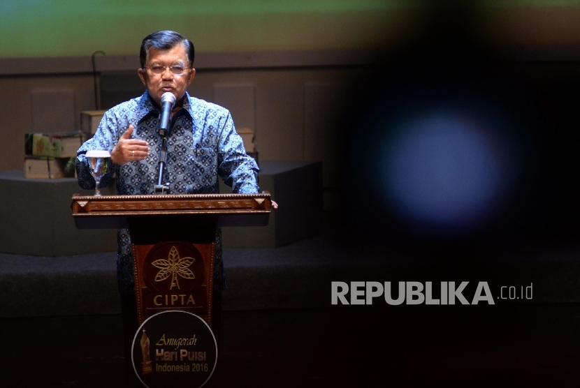 Wakil Presiden Jusuf Kalla mebaca puisi karyanya berjudul 