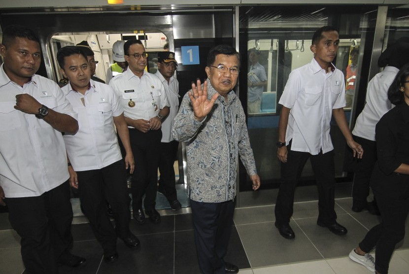 Wakil Presiden Jusuf Kalla melambaikan tangan seusai meninjau pengoperasian MRT (Mass Rapid Transit) di Stasiun MRT Bundaran HI, Jakarta, Rabu (20/2/2019).