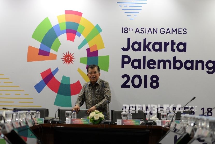 Wakil Presiden Jusuf Kalla memasuki ruangan rapat Asian Games bersama Inasgoc di Jakarta, Sabtu (25/3).