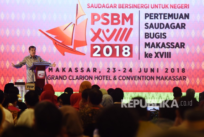 Wakil Presiden Jusuf Kalla membawakan sambutan saat pembuakaan Pertemuan Saudagar Bugis Makassar (PSBM) ke-XVIII 2018 di Makassar, Sulawesi Selatan, Ahad (24/6). 