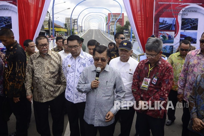 Wakil Presiden Jusuf Kalla memberi penjelasan kepada awak media seusai meninjau Flyover Antapani, Jalan Jakarta, Kota Bandung, Selasa (24/1).