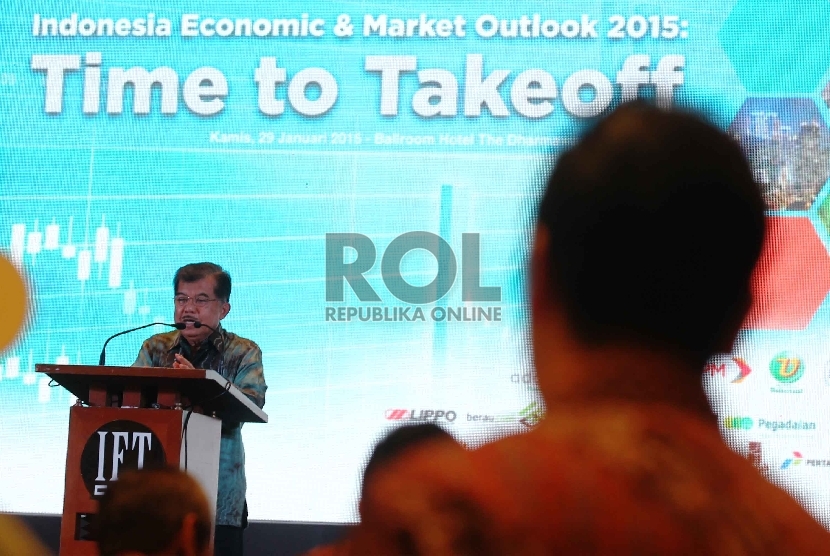 Wakil Presiden Jusuf Kalla memberi sambutan dalam acara Indonesia Economic & Market Outlook 2015: Time to Take Off, Jakarta, Kamis (29/1).(Republika/ Yasin Habibi)