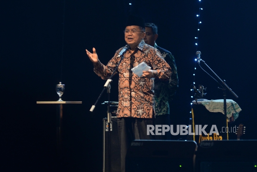 Wakil Presiden Jusuf Kalla memberi sambutan dalam acara Malam Perayaan Milad Masjid Istiqlal ke-39 di Halaman Utama Masjid Istiqlal, Jakarta, Rabu (22/2). 