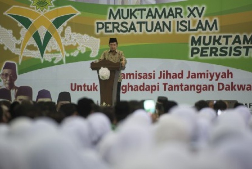 Wakil Presiden Jusuf Kalla memberi sambutan dalam pembukaan Muktamar XV Persatuan Islam (Persis) dan Muktamar XII Persistri di Asrama Haji Pondok Gede, Jakarta, Sabtu (21/11).