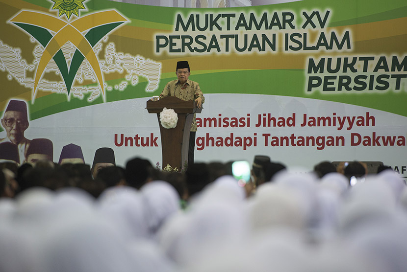 Wakil Presiden Jusuf Kalla memberi sambutan dalam pembukaan Muktamar XV Persatuan Islam (Persis) dan Muktamar XII Persistri di Asrama Haji Pondok Gede, Jakarta, Sabtu (21/11).