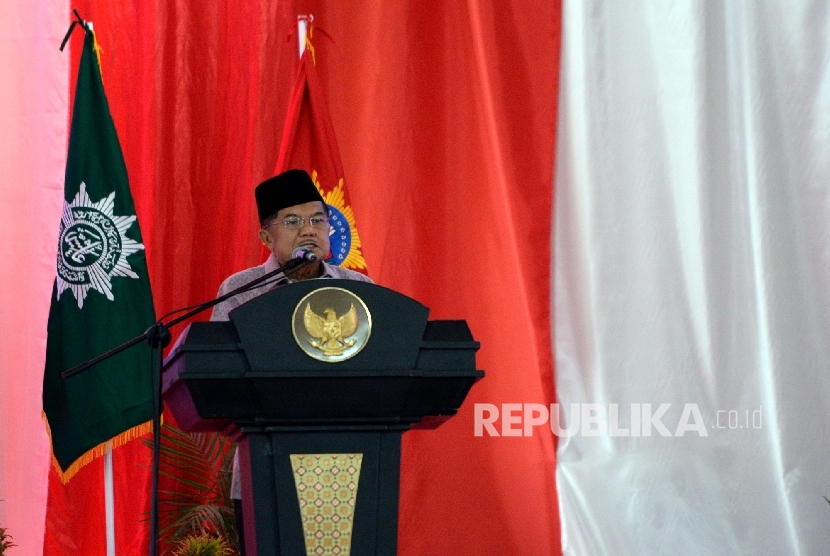  Wakil Presiden Jusuf Kalla memberikan arahan pada Penutupan Tanwir Muhammadiyah di Islamic Center, Ambon, Maluku, Ahad (26/2). 