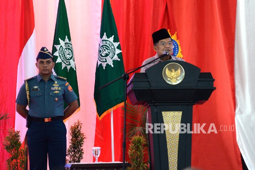 Wakil Presiden Jusuf Kalla memberikan arahan pada Penutupan Tanwir Muhammadiyah di Islamic Center, Ambon, Maluku, Ahad (26/2). 