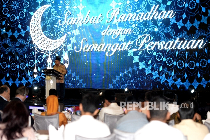 Wakil Presiden Jusuf Kalla memberikan arahan saat buka bersama Kadin di Jakarta, Rabu (7/6). Dalam buka bersama ini Wapres Jusuf Kalla memberikan bantuan secara simbolis kepada 200 yatim.