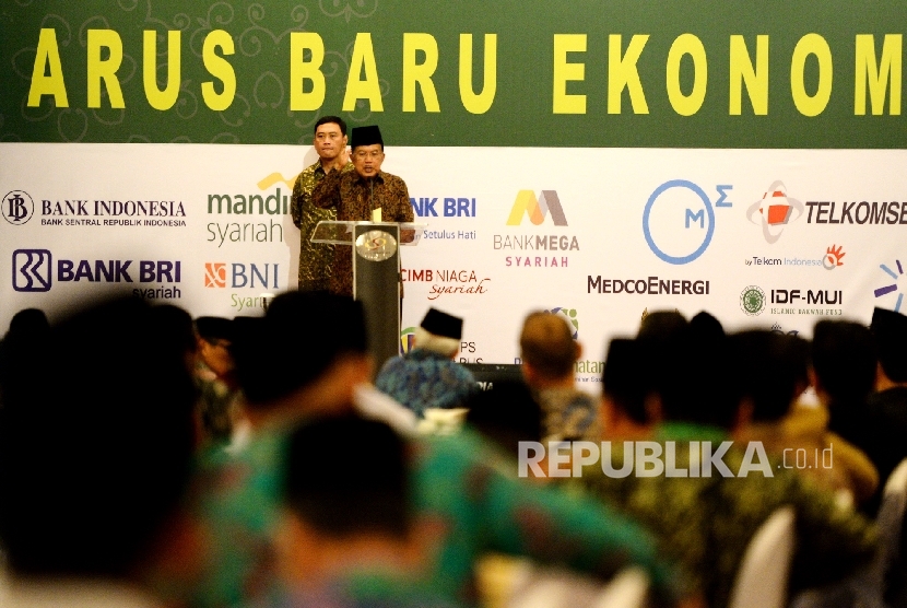  Wakil Presiden Jusuf Kalla memberikan arahan saat penutupan Kongres Ekonomi Umat 2017 di Jakarta, Senin (24/4). 