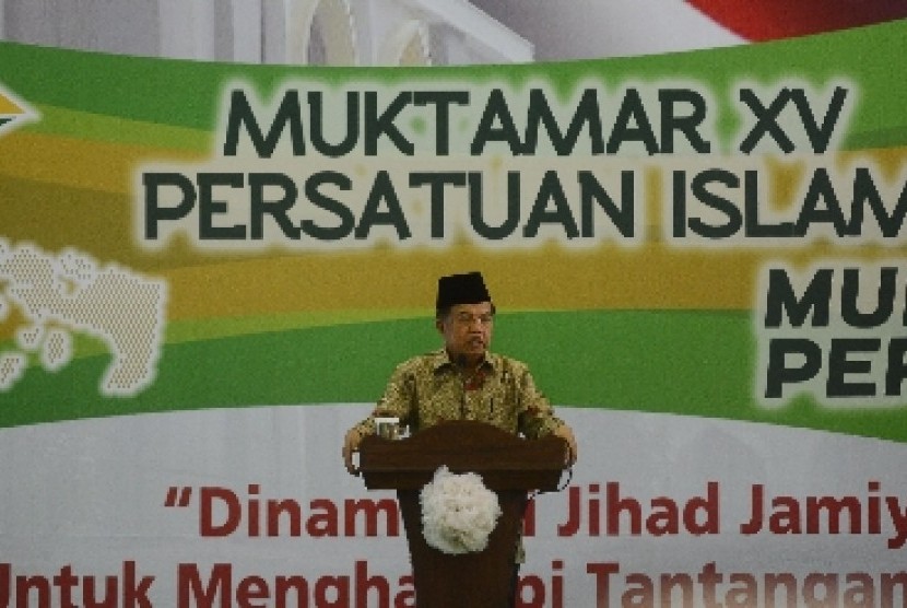 Wakil Presiden Jusuf Kalla memberikan kata sambutan sekaligus membuka Muktamar Persatuan Islam (Persis) yang Ke-XV di Asrama Haji Pondok Gede, Jakarta, Sabtu (21/11).