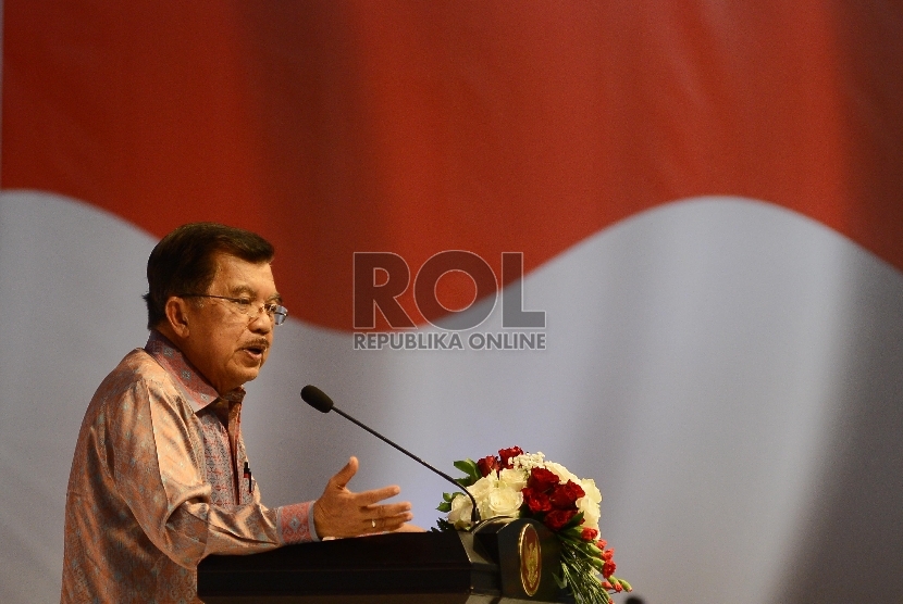 Wakil Presiden Jusuf Kalla memberikan kata sambutan sekaligus memmbuka acara Grand Final Lomba Cerdas Cermat MPR RI di Gedung Nusantara IV, Kompleks Parlemen, Jakarta, Selasa (18/8).