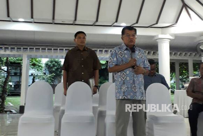 Vice President Jusuf Kalla gives a statement to the press to comment on quick count result of the second round of Jakarta gubernatorial election, Jakarta, Wednesday (April 19). 