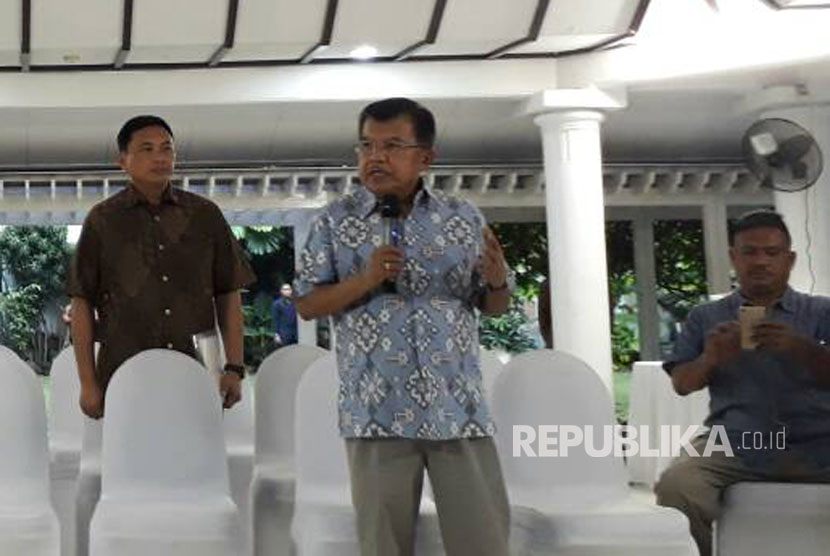 Wakil Presiden Jusuf Kalla memberikan keterangan pers hasil quick count Pilkada DKI Jakarta di Kediaman Dinas di Jakarta, Rabu (19/4). 