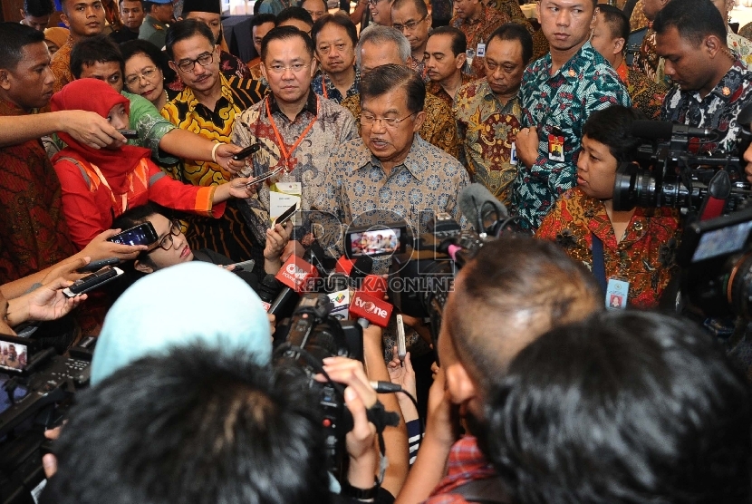 Wakil Presiden Jusuf Kalla memberikan keterangan pers usai membuka Rapat kerja nasional Realestate Indonesia (REI) 2015 di Jakarta, Rabu (2/12). 