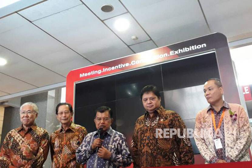 Wakil Presiden Jusuf Kalla memberikan keterangan pers usai pembukaan Indonesia International Motor Show di Jiexpo Kemayoran, Jakarta, Kamis (27/4).