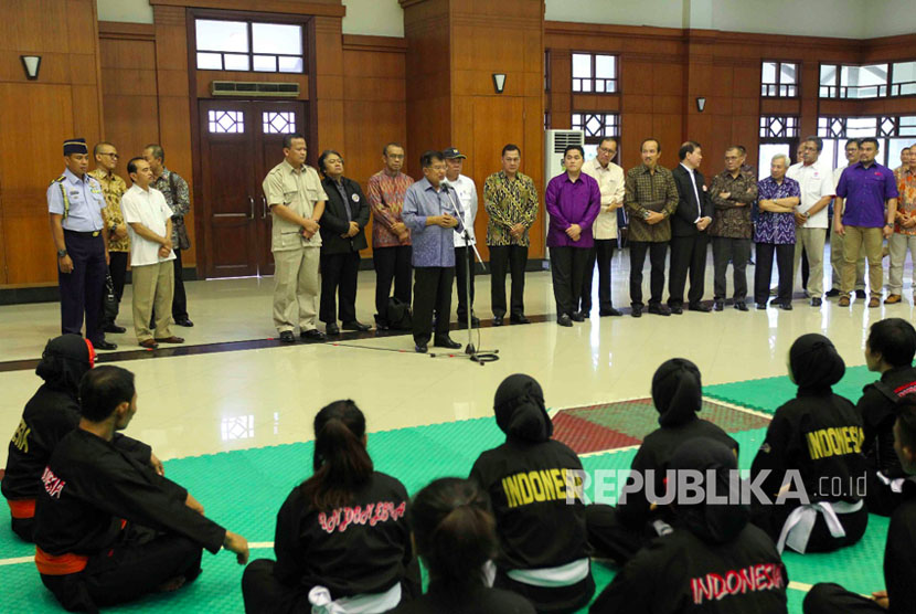 Wakil Presiden Jusuf Kalla memberikan pengarahan kepada atlet pencak silat Indonesia di Padepokan Pencak Silat Taman Mini Indonesia Indah (TMII), Jakarta Timur, Selasa (3/10).