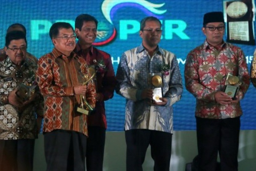 Wakil Presiden Jusuf Kalla memberikan penghargaan kepada para pemenang PROPER dan Adipura 2015 di Jakarta, Senin (23/11).