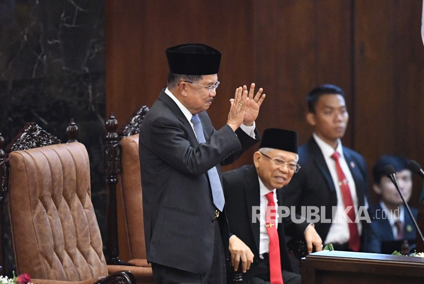 Wakil Presiden Jusuf Kalla memberikan salam disaksikan Wakil Presiden terpilih Ma'ruf Amin dalam upacara pelantikan presiden dan wakil presiden 2019-2024 di Gedung Nusantara, kompleks Parlemen, Senayan, Jakarta, Ahad (20/10/2019).