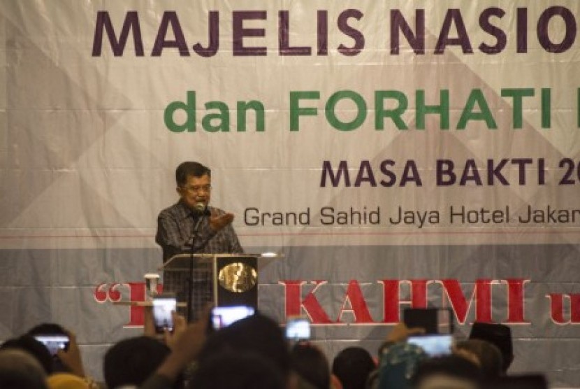 Wakil Presiden Jusuf Kalla memberikan sambutan dalam pelantikan pengurus majelis nasional Korps Alumni Himpunan Mahasiswa Islam (KAHMI) dan Forum Alumni HMI-Wati/Kohati (FORHATI) masa bakti 2017-2022 di Jakarta, Minggu (11/3). Kegiatan tersebut mengangkat tema dari KAHMI untuk NKRI. 