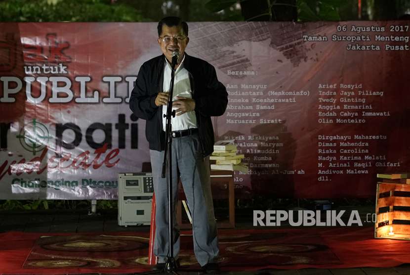 Wakil Presiden Jusuf Kalla memberikan sambutan disela acara Sajak untuk Republik di Taman Suropati, Jakarta Pusat, Minggu (6/8) malam.