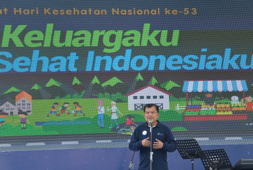 Wakil Presiden Jusuf Kalla memberikan sambutan ketika menghadiri peringatan Hari Kesehatan Nasional (HKN) di Kawasan Bundaran HI Jakarta, Minggu (12/11). 