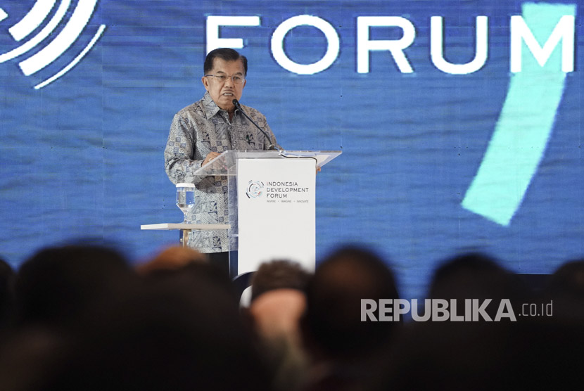 Wakil Presiden Jusuf Kalla memberikan sambutan ketika pembukaan Indonesia Development Forum yang diselenggarakan oleh Kementerian PPN/Bappenas bersama Australian Department of Foreign Affair and Trade, di Jakarta, Rabu (9/8).