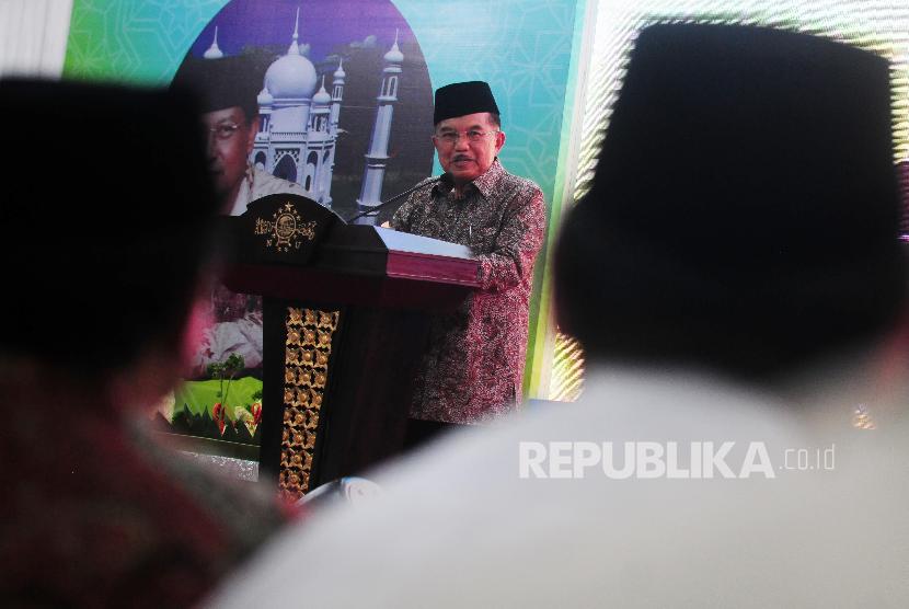 Wakil Presiden Jusuf Kalla memberikan sambutan saat berkunjung ke Kantor PBNU, Jakarta, Selasa (3/7). PBNU mengadakan kegiatan Halal Bi Halal sekaligus tasyakuran hari ulang tahun KH Said Aqil Siroj ke-65.