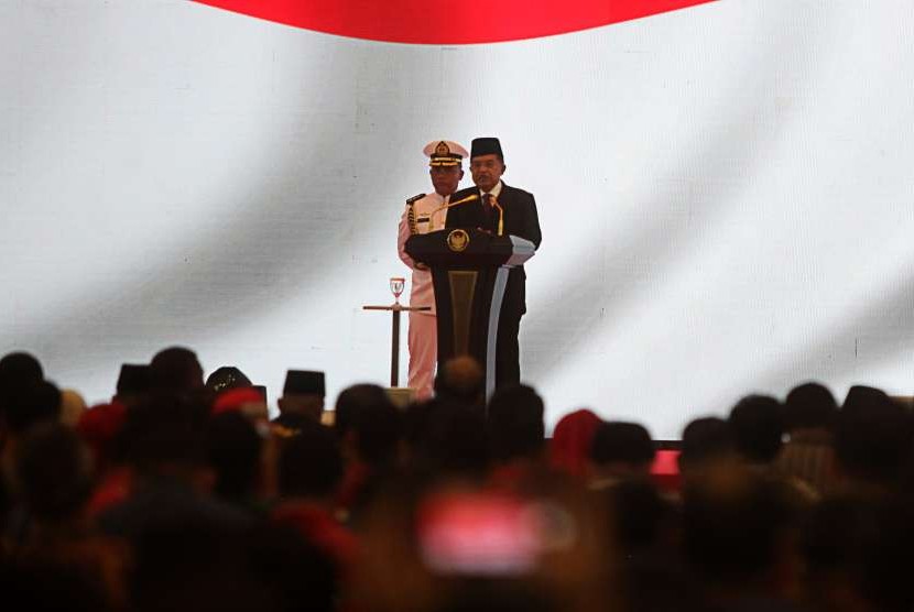Wakil Presiden Jusuf Kalla memberikan sambutan saat menghadiri acara HUT ke-14 DPD di Kompleks Parlemen, Senayan, Jakarta, Senin (1/10). Pada acara HUT DPD RI ini bertemakan 
