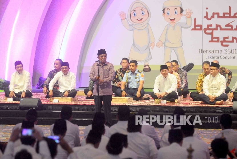 Wakil Presiden Jusuf Kalla memberikan sambutan saat menghadiri buka puasa bersama Himpunan Bank Bank Milik Negara (Himbara) di Jakarta Convention Center (JCC), Senayan, Jakarta, Kamis (23/6).  (Republika/ Agung Supriyanto)