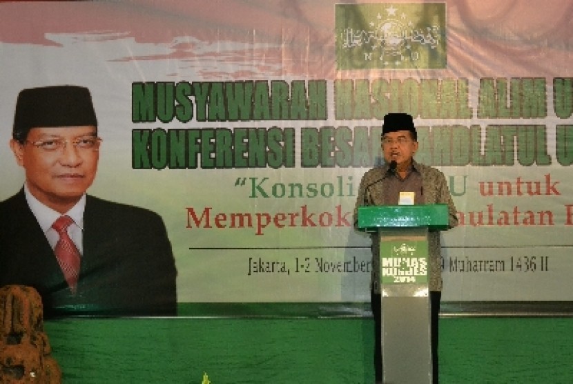 Wakil Presiden Jusuf Kalla memberikan sambutan saat menghadiri pembukaan Musyawarah Nasional Alim Ulama dan Konferensi Besar Nahdlatul Ulama 2014 di Kantor PBNU, Jakarta, Sabtu (1/11).