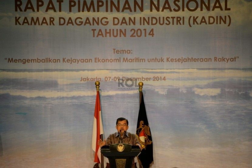 Wakil Presiden Jusuf Kalla memberikan sambutan saat pembukaan Rapat Pimpinan Nasional (Rapimnas) Kadin 2014 , Jakarta, Senin (8/12). 