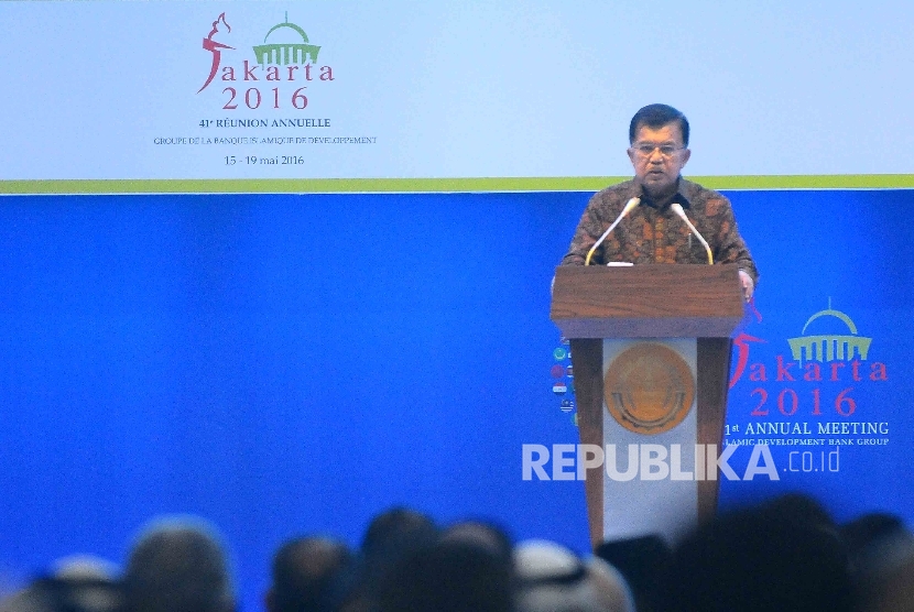 Wakil Presiden Jusuf Kalla memberikan sambutannya dalam Sidang Tahunan ke 41 Islamic Development Bank di Jakarta Convention Center (JCC), Jakarta, Selasa (17/5).