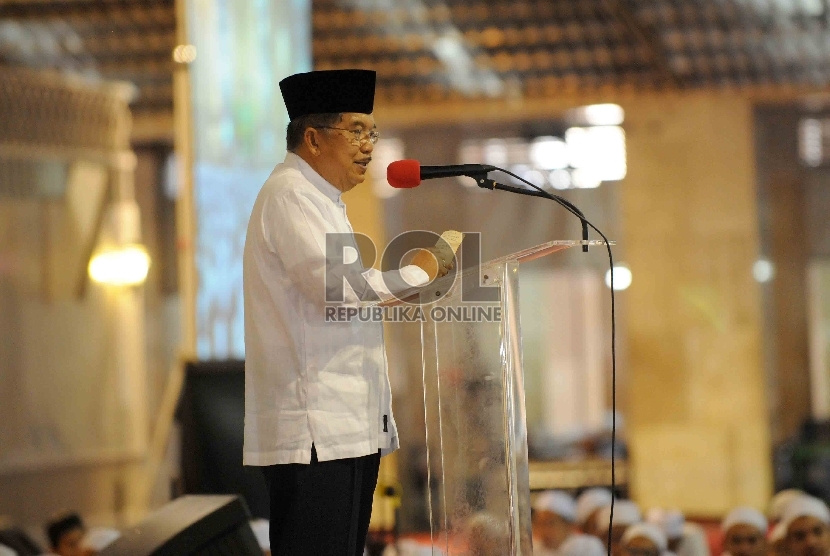  Wakil Presiden Jusuf Kalla memberikan sambutannya saat menghadiri peringatan Maulid Nabi Muhammad SAW 1437 H di Masjid Istiqlal, Jakarta, Kamis (24/12).