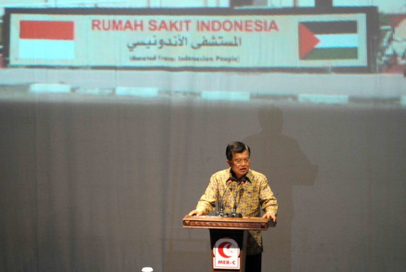 Wakil Presiden Jusuf Kalla memberikan sambutannya saat penyerahan Rumah Sakit Indonesia secara simbolik kepada Pemerintah Palestina di Teater Jakarta, Taman Ismail Marjuki, Jakarta Pusat, Sabtu (9/1).