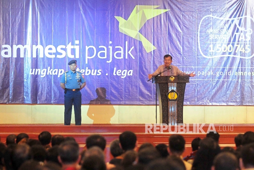 Wakil Presiden Jusuf Kalla memberikan sambutannya saat sosialisasi kebijakan pengampunan pajak (tax amnesty) di Gedung Kementerian Keuangan, Jakarta, Kamis (21/7).