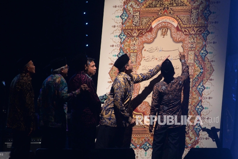Wakil Presiden Jusuf Kalla membubuhkan sentuhan terakhir pada Mushaf  Al Quran dalam acara Malam Perayaan Milad Masjid Istiqlal ke-39 di Halaman Utama Masjid Istiqlal, Jakarta, Rabu (22/2). 