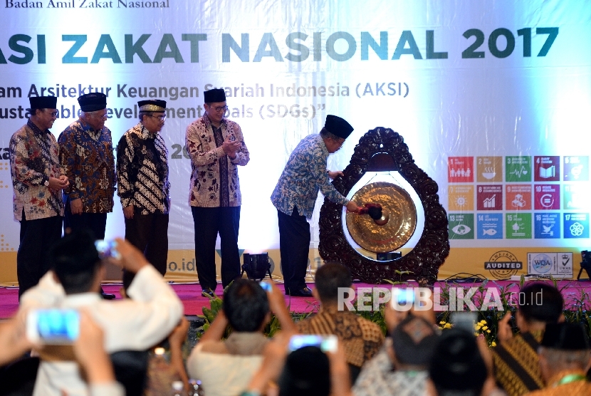  Wakil Presiden Jusuf Kalla membuka secara simbolis bersama Menteri Agama Lukman Hakim Saifuddin, dan Ketua Baznas Bambang Sudibyo (dari kanan) pembukaan Rapat Koordinasi Zakat Nasional 2017 di Jakarta, Rabu (4/10).