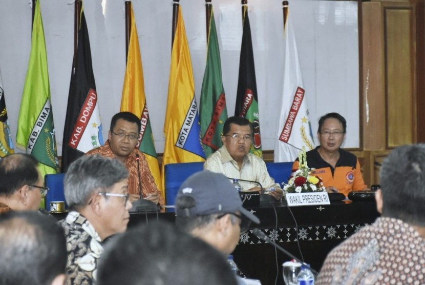 Wakil Presiden Jusuf Kalla memimpin rapat koordinasi rehabilitasi dan rekonstruksi di Kantor Gubernur NTB, Ahad (4/11).