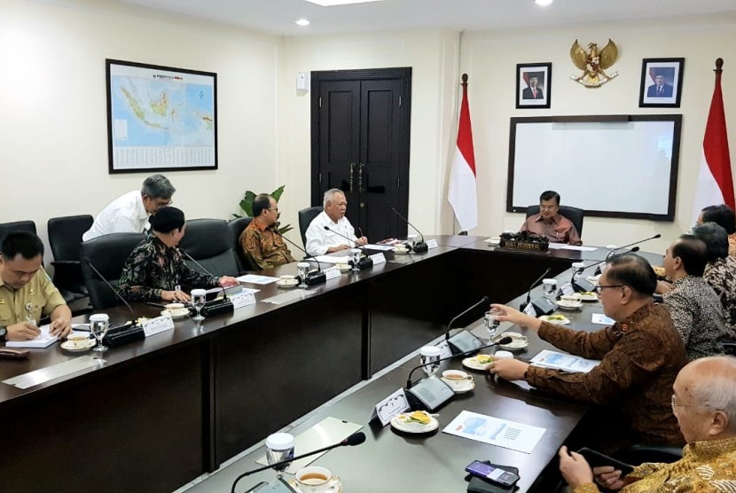 Wakil Presiden Jusuf Kalla memimpin rapat yang dihadiri Menteri Pekerjaan Umum dan Perumahan Rakyat Basuki Hadimuljono dan Menteri PPN/Kepala Bappenas Bambang Brodjonegoro di Kantor Wakil Presiden, Jakarta, Senin (8/4).