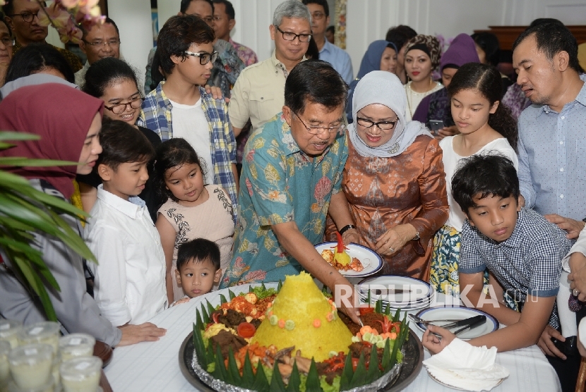 Wakil Presiden Jusuf Kalla memotong tumpeng bersama istri Mufidah Jusuf Kalla merayakan ulang tahun ke-74 Jusuf Kalla di Kediaman Wakil Presiden, Jakarta, Ahad (15/5).  (Republika/ Wihdan)