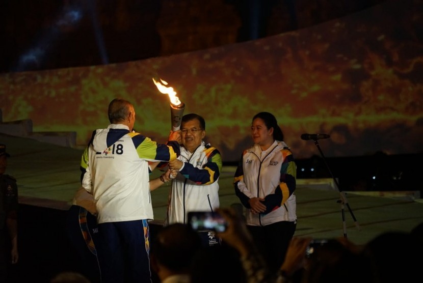 Wakil Presiden Jusuf Kalla menerima api abadi.