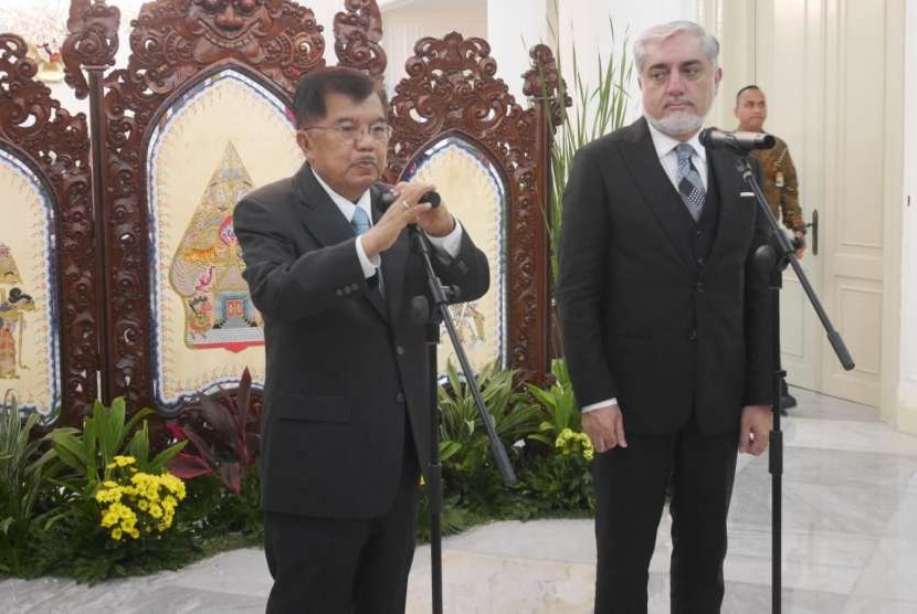 Wakil Presiden Jusuf Kalla menerima kedatangan Kepala Staf Pemerintahan Afghanistan Abdullah Abdullah di Istana Wapres, Jakarta, Kamis, (4/10). JK dan Abdullah akan bertemu untuk membahas hubungan bilateral Indonesia dan Afghanistan