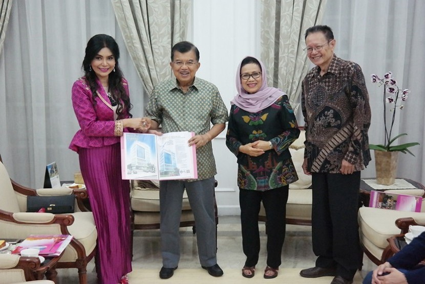 Wakil Presiden Jusuf Kalla menerima kunjungan Dr. Deby Vinski, AAMS, MScAA, Presiden Badan Akreditasi Kedokteran Preventive & Anti-Aging Dunia (WOCPM) 