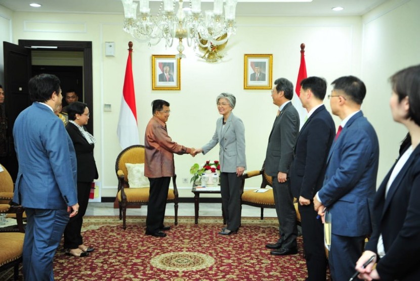 Wakil Presiden Jusuf Kalla menerima kunjungan kehormatan Menteri Luar Negeri Korea Selatan, Kang Kyung Wha di Kantor Wakil Presiden, Jakarta Pusat, Senin (8/4).