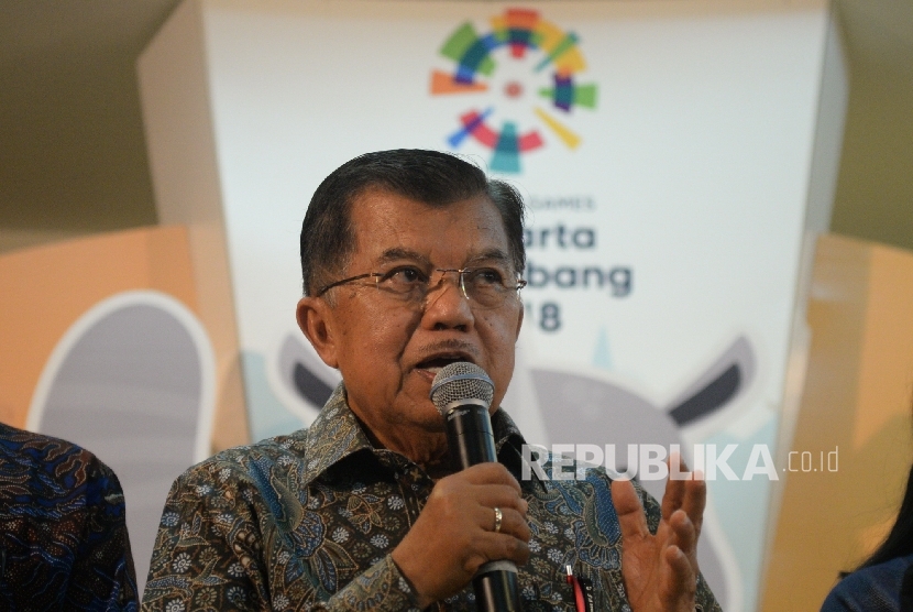  Wakil Presiden Jusuf Kalla menggear konferensi pers usai rapat Asian Games bersama Inasgoc di Jakarta, Sabtu (25/3).