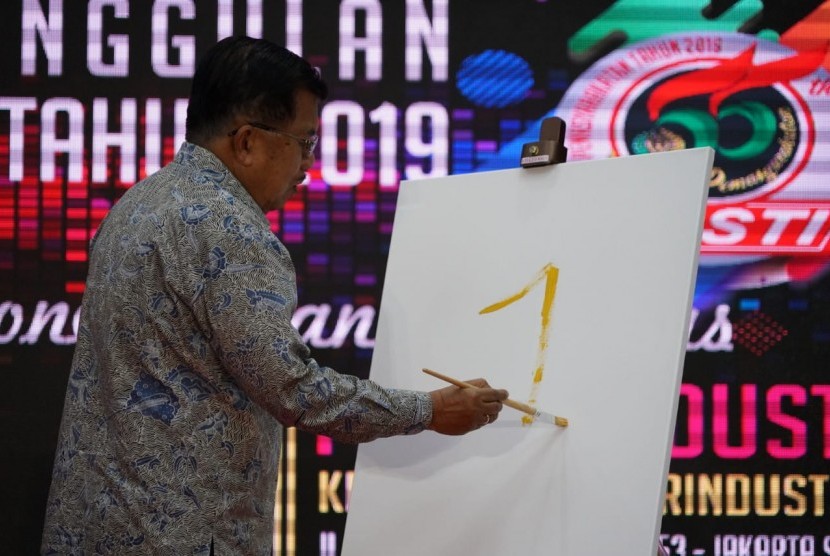 Wakil Presiden Jusuf Kalla menggoreskan angka 'satu' saat menandai peresmian Pameran Produk Unggulan Narapidana tahun 2019 di Gedung Kementerian Perindustrian, Jakarta, Selasa (26/3).