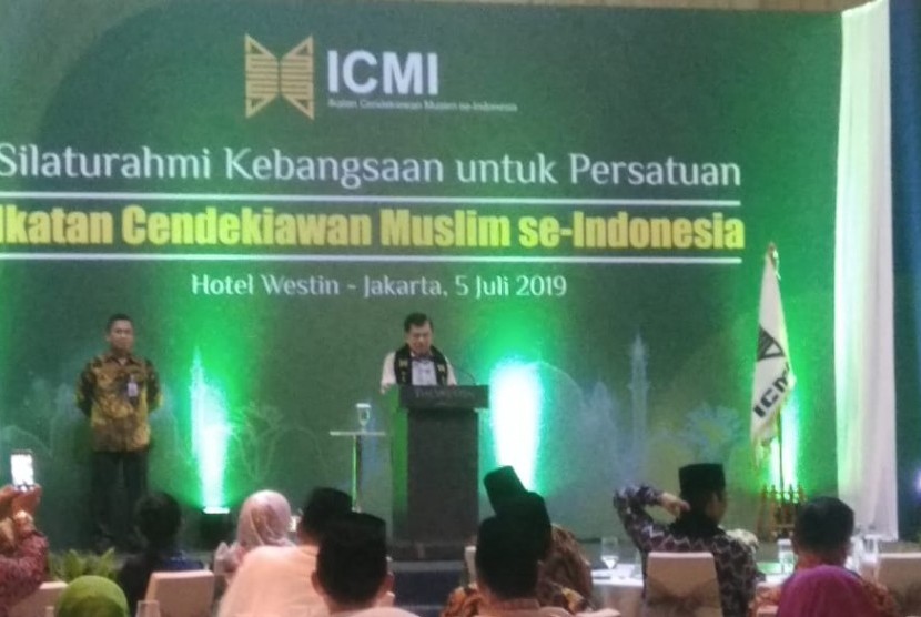 Wakil Presiden Jusuf Kalla menghadiri silaturahmi kebangsaan untuk persatuan sekaligus Halal Bi Halal Ikatan Cendekiawan Muslim Indonesia (ICMI) yang berlangsung di Hotel Westin, Jakarta Selatan, Jumat (5/7).