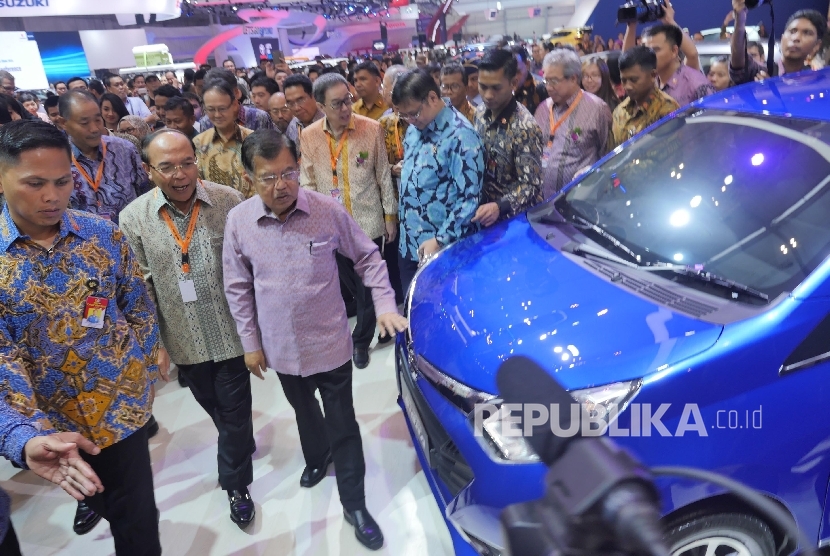 Wakil Presiden Jusuf Kalla meninjau booth Daihatsu usai meresmikan Gaikindo Indonesia International Autoshow 2016 di Tangerang, Banten, Kamis (11/8)